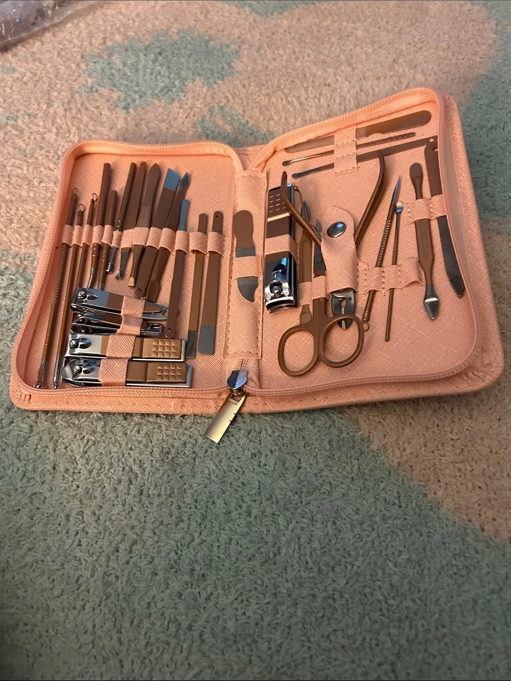 Compact Women's Manicure in Light Peach NWOT Contains all Sorts of Tools
